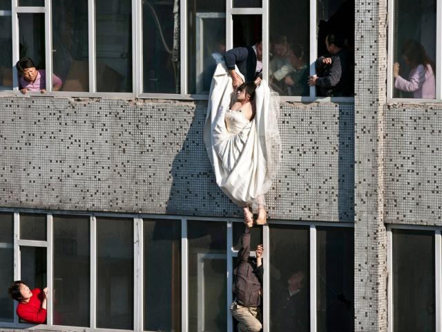 Câu chuyện đau lòng phía sau bức ảnh cô dâu nhảy lầu được hàng xóm kịp thời giải cứu