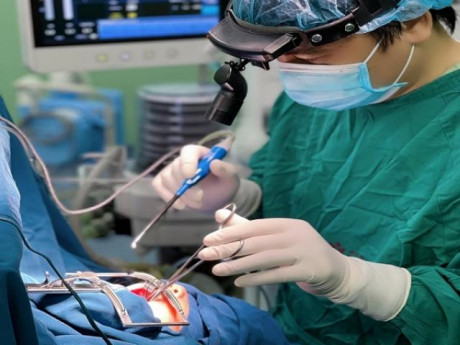 Bé trai khi chơi hay ngửa cổ, ngủ ngáy đưa đến viện bác sĩ yêu cầu phải phẫu thuật