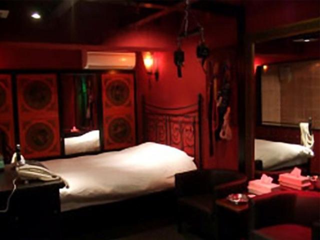 Cặp đôi vào khách sạn tình yêu nhưng chỉ cô gái trở ra, nhân viên sốc nghe lời thú nhận