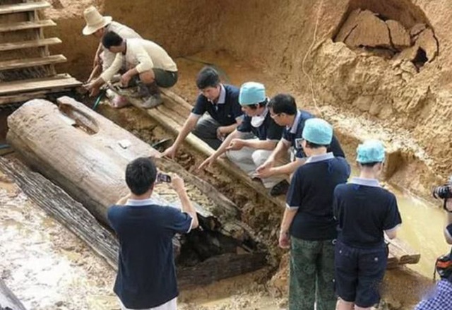 Ngôi mộ cổ 2.500 năm chứa 46 thi thể cô gái khỏa thân phát sáng và bí ẩn đáng sợ - 3