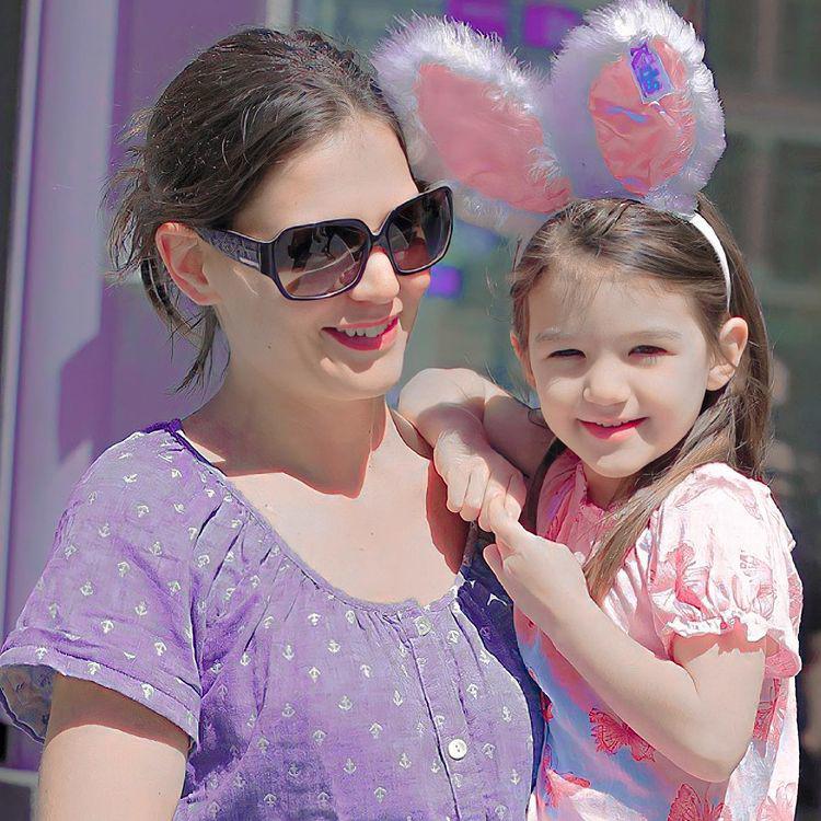 Suri Cruise 15 tuổi cao 1m7, chăm mặc đồ gợi cảm khoe eo thon, chân dài giống mẹ - 16