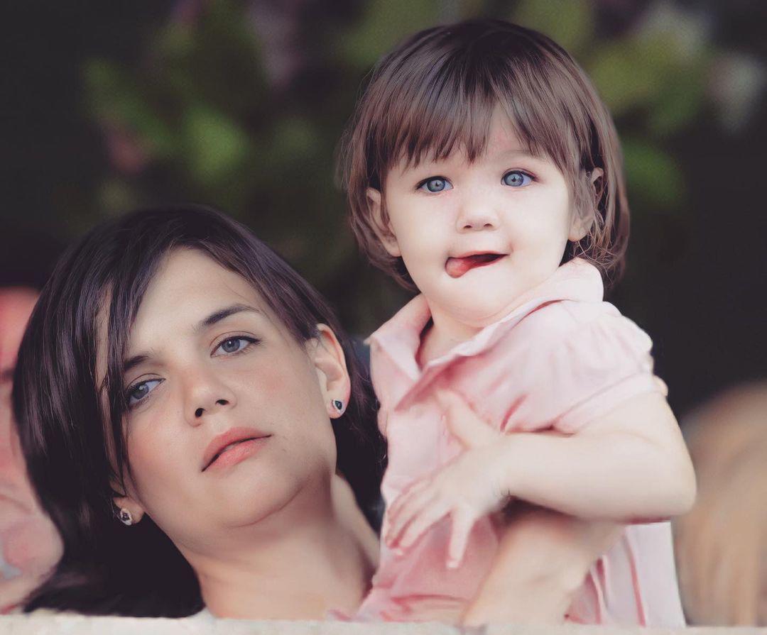 Suri Cruise 15 tuổi cao 1m7, chăm mặc đồ gợi cảm khoe eo thon, chân dài giống mẹ - 9