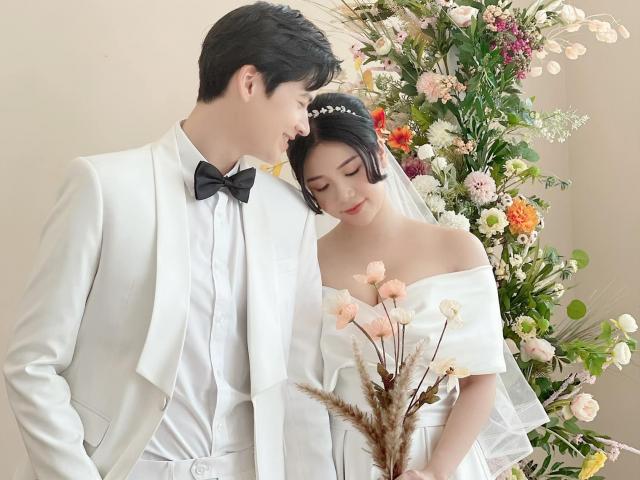 Hậu chia tay Quang Lê, tình cũ Thanh Bi tung ảnh cưới bên chú rể lạ mặt