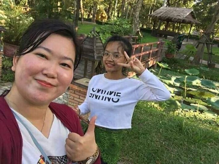 Chiếc váy xanh khiến cô bé như trở nên vô hình. 
