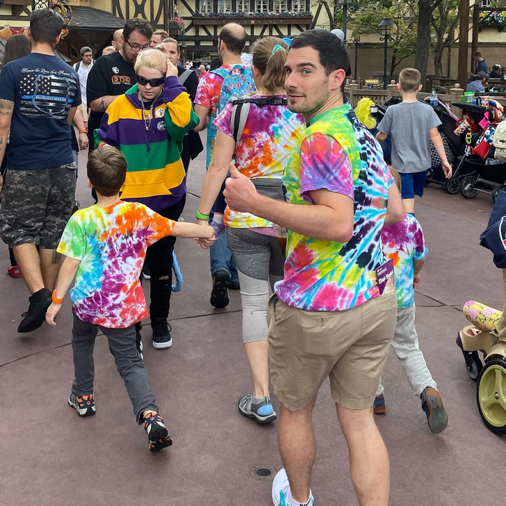 Chồng tôi đã vô tình tìm thấy gia đình mới ở công viên Disney. 