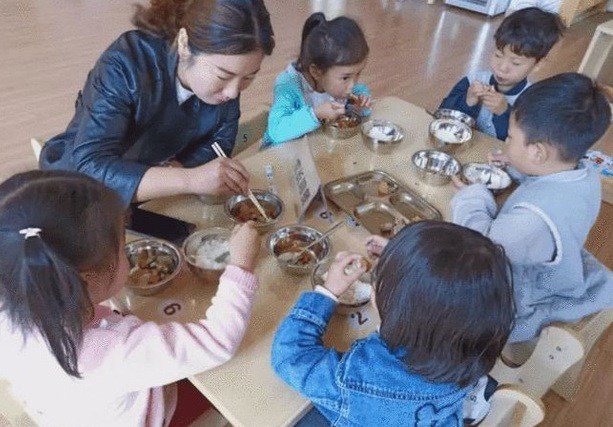 Sau khi thử, mgười mẹ vô cùng tức giận về chất lượng các món ăn mà nhà bếp của trường mẫu giáo đã chuẩn bị. Ảnh: Sohu