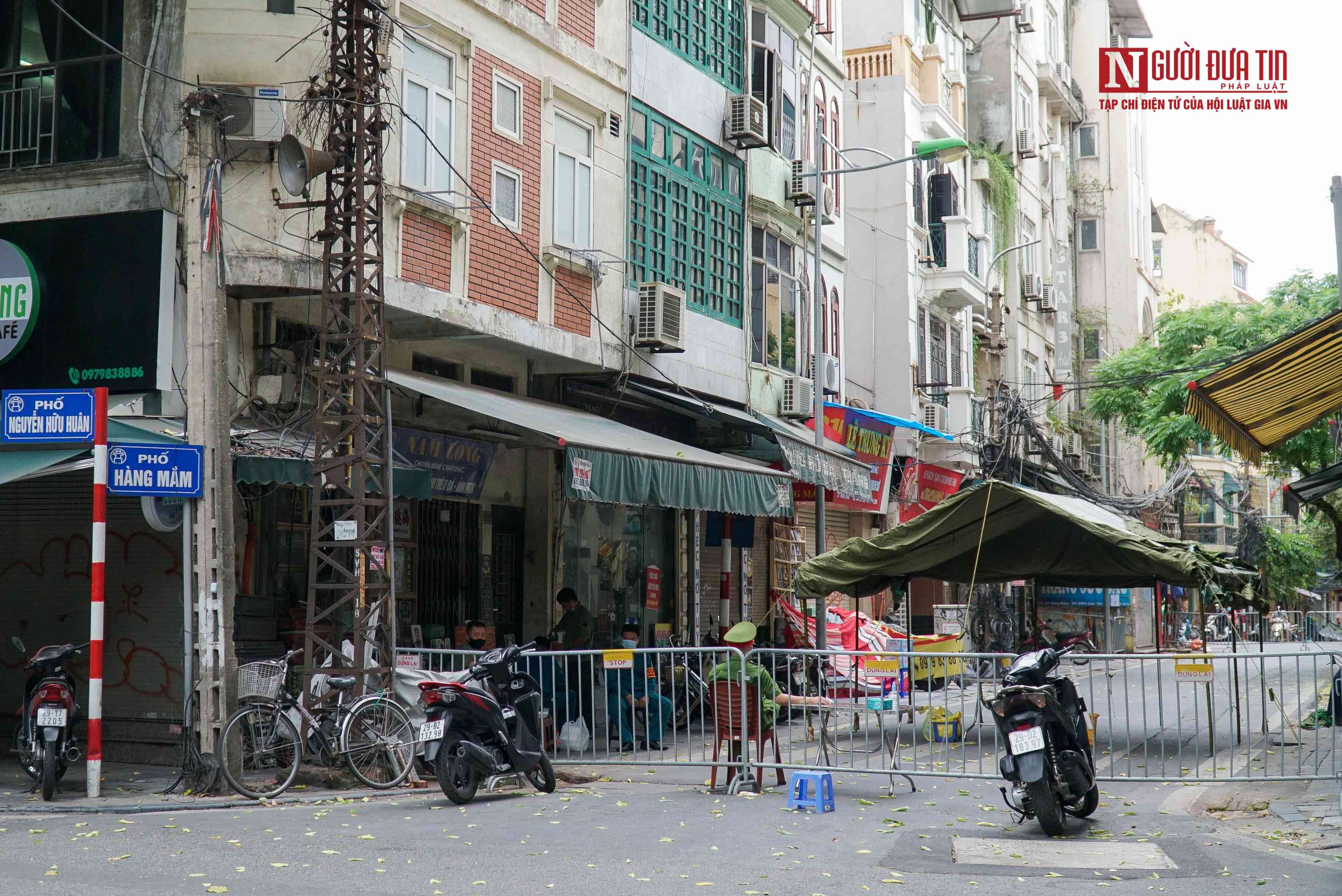 Ngay sau khi Hà Nội ghi nhận thêm 2 ca nhiễm Covid-19 tại phố Hàng Mắm, lực lượng chức năng đã tiến hành phong toả khu phố với hơn 10 hộ dân để tiến hành lấy mẫu, truy vết những người liên quan.
