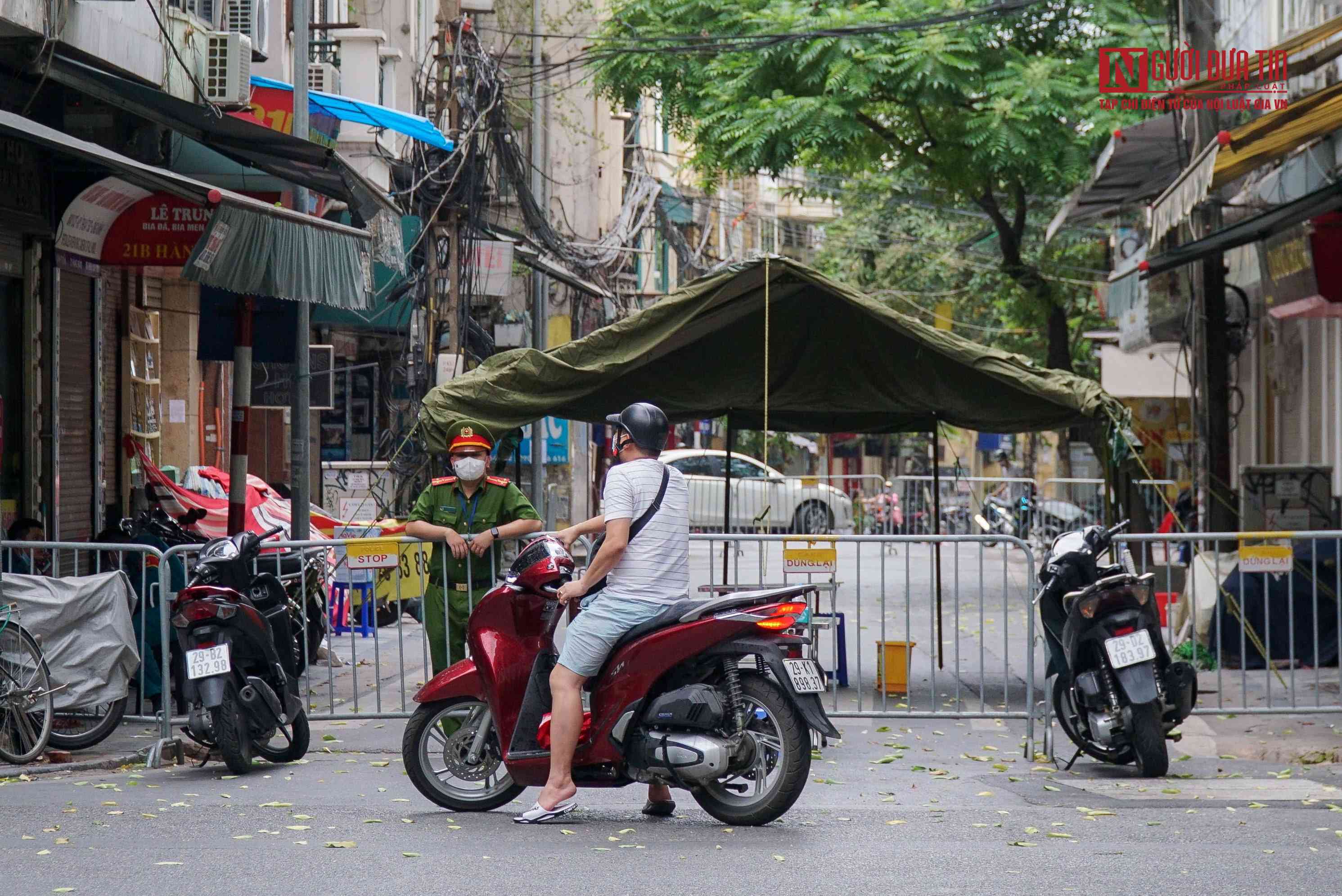 Theo CDC Hà Nội, hai ca F0 tại phố Hàng Mắm có thông tin dịch tế như sau: Bệnh nhân Đ.T.A., nữ, sinh năm 1976, địa chỉ tại Chương Dương, Hoàn Kiếm. Bệnh nhân là F1 và là chủ cửa hàng vàng bạc tại 31 Hàng Mắm (Nơi F0 N.T.P. bán hàng), ngày 17/7 được TTYT Hoàn Kiếm lấy mẫu xét nghiệm cho kết quả dương tính trở thành F0. Trước đó, trường hợp người mẹ của bệnh nhân Đ.T.A là bà N.T.P., sinh năm 1960, có địa chỉ tại Bùi Thị Xuân, quận Hai Bà Trưng, làm việc ở cửa hàng số 31 Hàng Mắm, phường Lý Thái Tổ, quận Hoàn Kiếm được CDC Hà Nội công bố dương tính SARS-CoV-2.