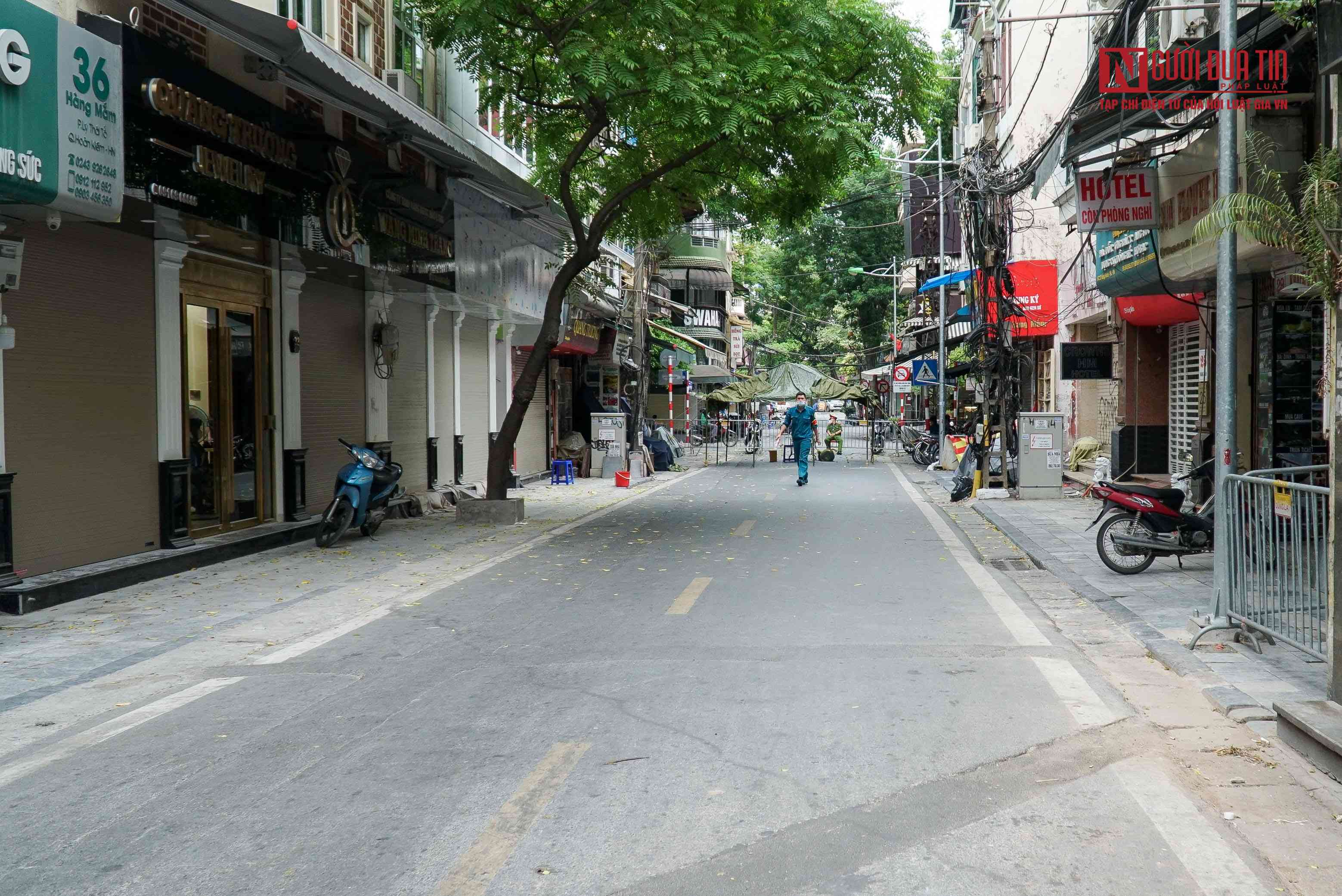 Lực lượng chức năng đã lập chốt, khẩn trương lấy mẫu đối với trường hợp liên quan trên phố Hàng Mắm.