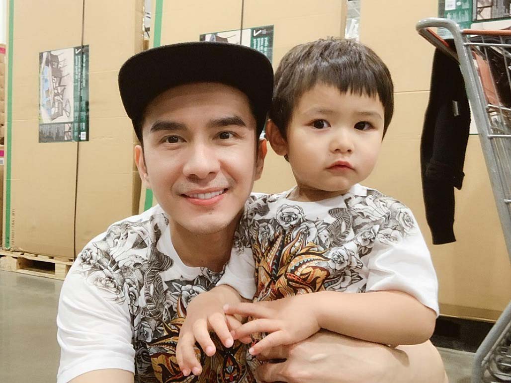 Vì sống ở nước ngoài từ nhỏ, Thiên Từ có thể sử dụng tiếng Anh, tiếng Việt. Ngoài ra, cậu bé còn nói được tiếng Tây Ban Nha và tiếng Hoa.