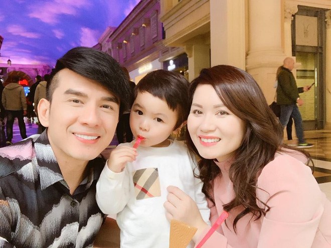 Khi nhìn lại quãng thời gian 8 năm ở cạnh nhau, nhiều người không khỏi tiếc nuối vì cả hai từng được xem là cặp vợ chồng đẹp đôi, chưa từng xảy ra mâu thuẫn, xích mích trong suốt những năm chung chăn gối. 