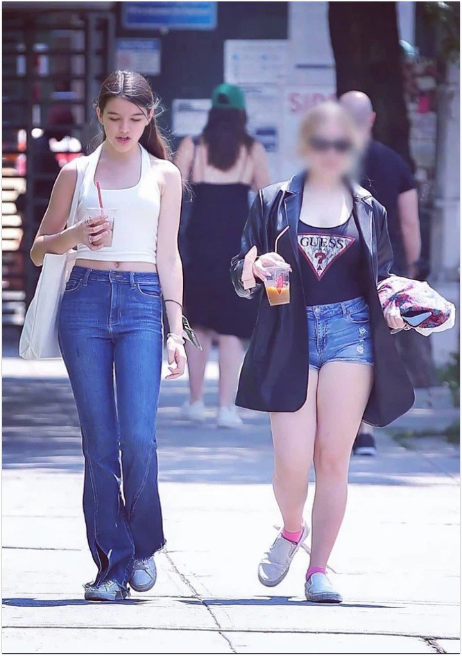Suri Cruise xuất hiện trên phố cùng bạn thân.