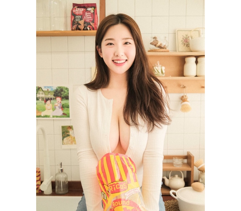 Ngoài việc làm Youtuber, người đẹp này còn trở thành một gương mặt hot trong làng mẫu Hàn Quốc.
