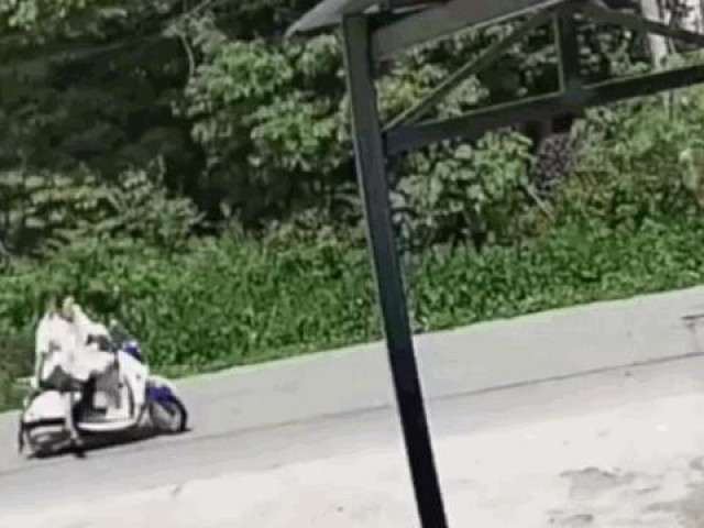 Clip Eva - Clip: Đang đi trên đường, xe máy bất ngờ bị treo ngược lên không trung