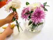 Nhà đẹp - Cách kích hoạt khai vận đào hoa bằng việc bài trí bình hoa tươi có nước trong phong thủy