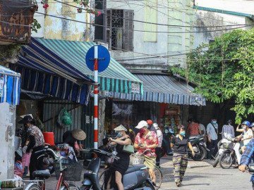 Hà Nội ngày đầu thực hiện Công điện 15: Chợ cóc, hàng rong vẫn nhộn nhịp