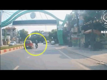 Ô tô cố tình gây tai nạn cho xe máy để trả đũa