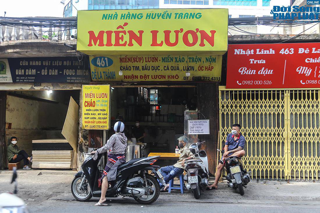 Theo ghi nhận của PV, trong sáng ngày đầu tiên thực hiện công điện số 15, các cửa hàng ăn uống trên phố Đê La Thành (quận Đống Đa, Hà Nội) đã chấp hành nghiêm túc quy định, không có hiện tượng cho khách hàng ngồi sử dụng dịch vụ bên trong quán.