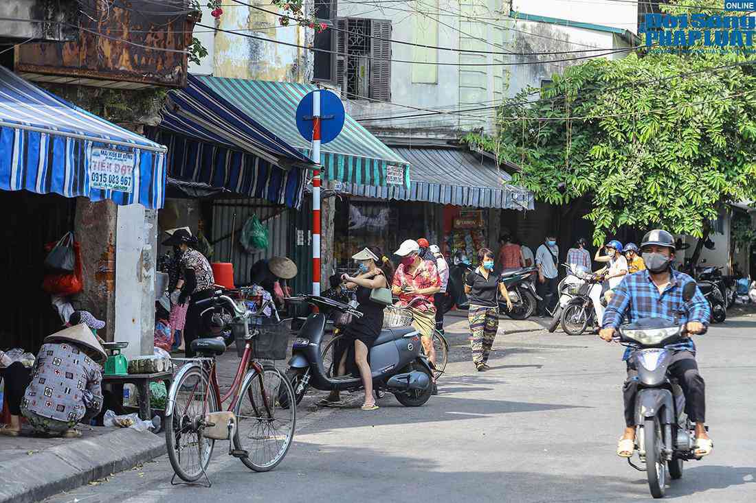 Tại phố Thanh Bảo (quận Ba Đình, Hà Nội), các hoạt động mua bán của người dân vi phạm quy định về an toàn giao thông, lòng đường, vỉa hè vẫn vi phạm, đặc biệt trong bối cảnh dịch COVID-19 diễn biến phức tạp. Việc mua bán tại các chợ cóc, chợ tạm cũng gây tụ tập đông người, tiềm ẩn nguy cơ lây lan dịch bệnh.
