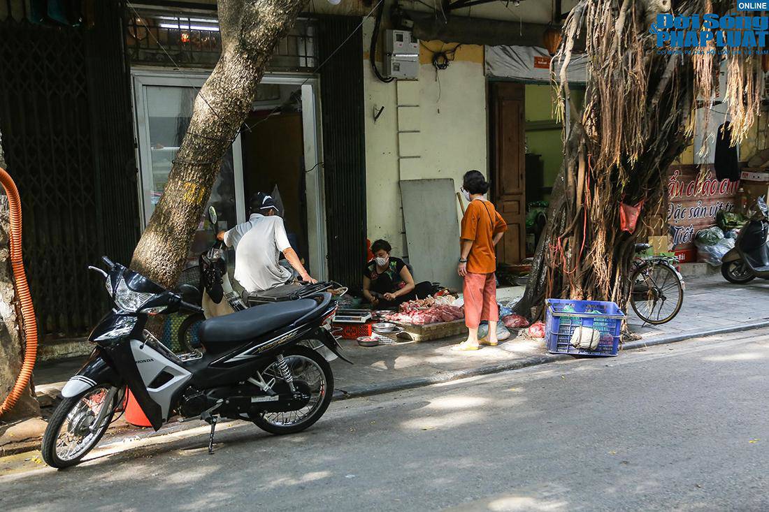 Dù vậy, tại các con phố trung tâm trên địa bàn Hà Nội, PV vẫn ghi nhận tình trạng các cửa hàng thực phẩm theo kiểu chợ cóc, chợ tạm vẫn bày bán trên vỉa hè.