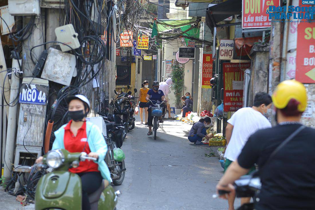 Đặc biệt, bên trong các con ngõ nhỏ, hình ảnh kẻ mua, người bán nườm nượp thực hiện giao dịch ngay trên vỉa hè, lòng đường vẫn diễn ra.