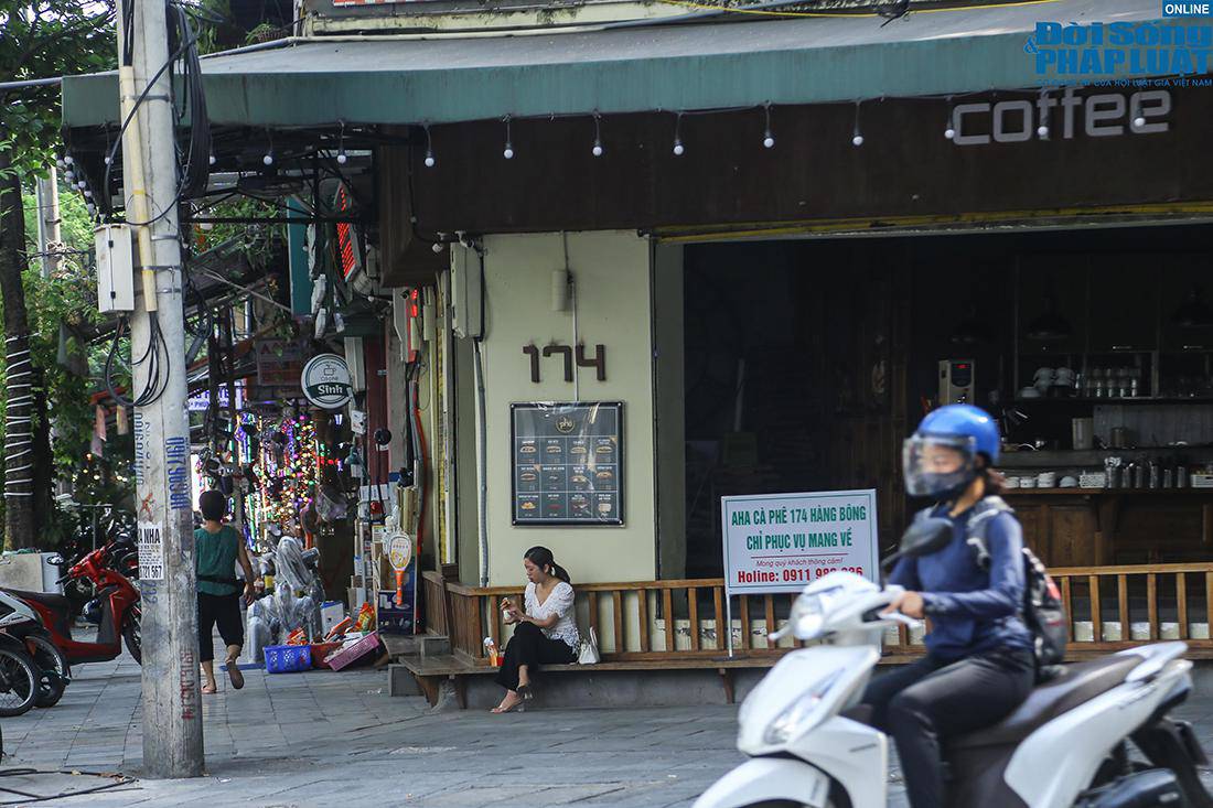Một người a classTextlinkBaiviet hrefhttps://eva.vn/phụ nữ/a không đeo khẩu trang ngồi tại quán cafe dù có treo biển chỉ phục vụ mang về.