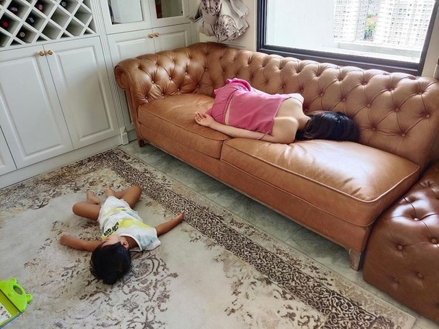 Hòa Minzy ôm con ngủ ở nhà nhưng cảnh bị chụp lén làm bà mẹ xấu hổ, xin lỗi con