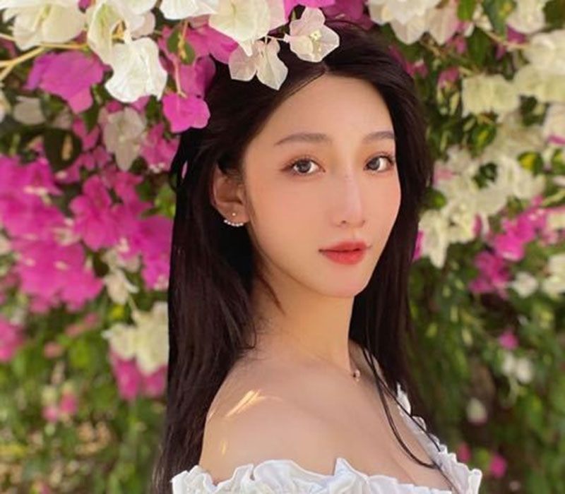 Đô Mỹ Trúc khá có danh tiếng trên mạng Trung Quốc nhờ các video livestream, bán hàng online và sở hữu lượng fan khá lớn trên Douyin Tik Tok xứ Trung. Ngoài ra, cô còn là người mẫu ảnh và quảng cáo sản phẩm cho một vài nhãn hàng.
