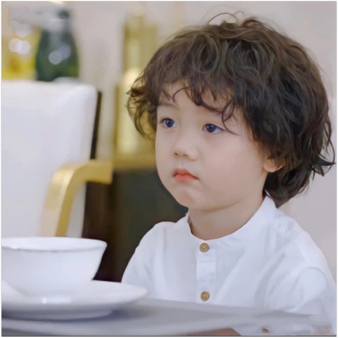 Cậu nhóc dùng trí thông minh và sự đáng yêu của mình để giúp bố.