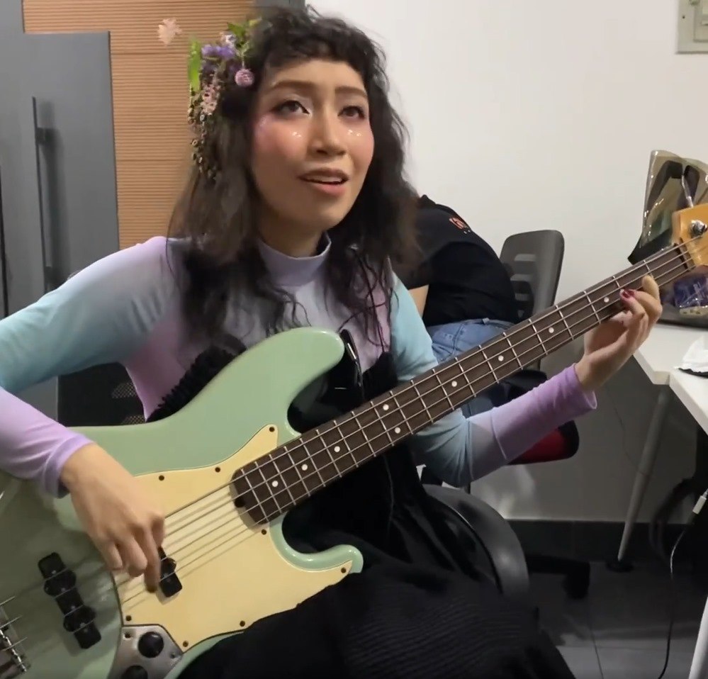 Con gái Mỹ Linh trong đoạn video hậu trường: Quả đầu rối toàn hoa gây chú ý - 1