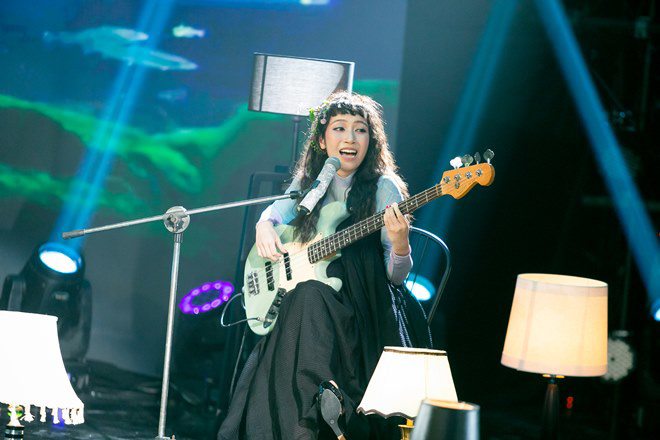 Mỹ Anh trên sân khấu.