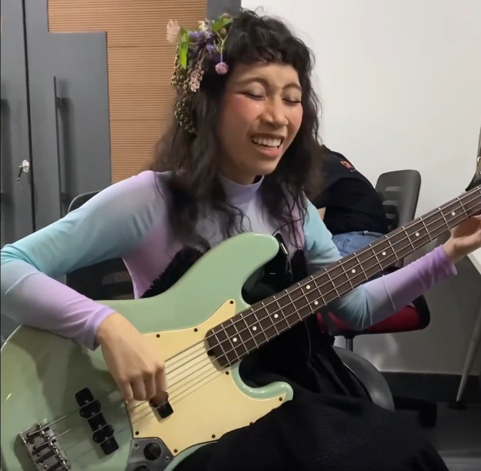 Làn tóc rối toàn hoa của cô nàng cũng thành tâm điểm.