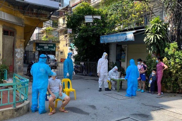 Lực lượng chức năng phong tỏa, lấy mẫu xét nghiệm tại nơi xuất hiện ca dương tính.
