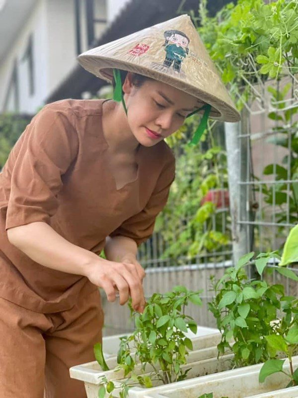 Nhật Kim Anh đón mẹ lên ở cùng, hằng ngày chăm sóc vườn rau xanh vào mùa dịch - 9