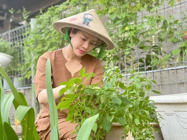 Nhật Kim Anh đón mẹ lên ở cùng, hằng ngày chăm sóc vườn rau xanh vào mùa dịch - 11