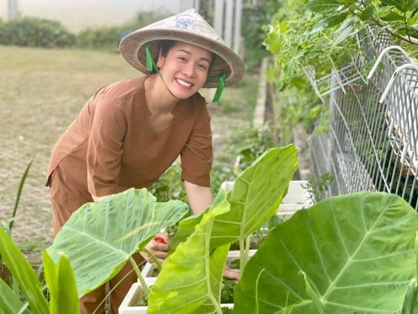 Nhật Kim Anh đón mẹ lên ở cùng, hằng ngày chăm sóc vườn rau xanh vào mùa dịch - 6