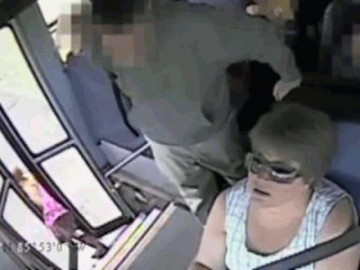  Clip: Mải buôn chuyện, nữ tài xế để bé gái bị kéo lê 350m trên đường 