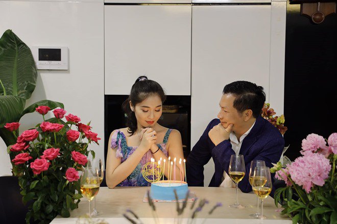 img srchttps://cdn.eva.vn/upload/3-2021/images/2021-07-20/3-nguoi-vo-xinh-cua-dai-gia-shark-tank-nguoi-la-a-hau-nguoi-la-nu-chu-tich-dang-ne-185138601_10160796549546978_6051272661965182111_n-1626781298-324-width660height441.jpg /