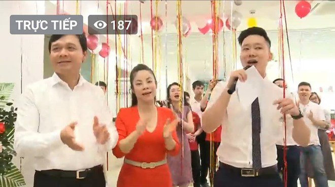 Trong một đoạn livestream, bà xã của Shark Phú trông rất vui vẻ, hoạt bát bên ông xã tại một sự kiện sinh nhật.