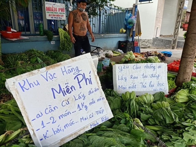 Quầy rau của anh Minh Râu thường dành từ 10 đến 30% lợi nhuận mỗi ngày để quy ra thành rau củ quả tặng miễn phí cho những người khó khăn. Ảnh: FBNV