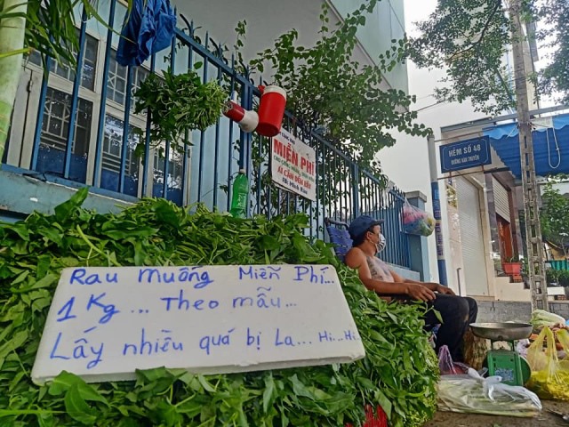 Điểm bán rau của anh Minh miễn phí rau củ quả cho những người có hoàn cảnh khó khăn trong những năm qua. Ảnh: FBNV