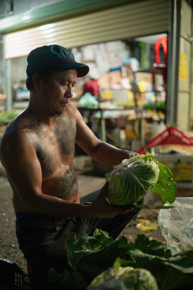 Mình kiếm tiền cả đời chứ đâu nhất thiết phải lúc dịch bệnh như thế này- Anh Minh Râu chia sẻ về câu chuyện miễn phí rau củ cho người có hoàn cảnh khó khăn. Ảnh: FBNV