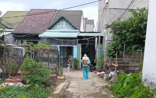Phun thuốc khử khuẩn khu vực có ca dương tính Covid-19 tại TP Thủ Đức