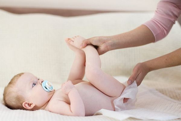 Trẻ ăn dặm đi ngoài ngày 1-2 lần là bình thường. (Ảnh minh họa)