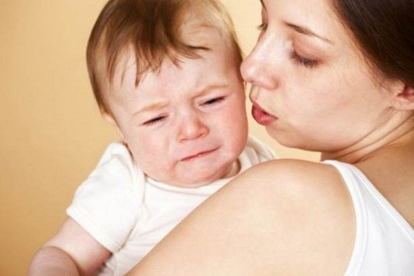 Trẻ ăn dặm đi ngoài nhiều lần trong ngày sẽ thấy rất khó chịu. (Ảnh minh họa)
