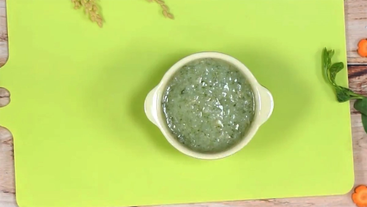 Món cháo rau mồng tơi nấu tôm cho bé. (Ảnh minh họa)