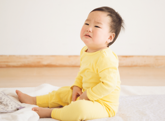 Trẻ ăn dặm đi ngoài bị táo bón là do thiếu chất xơ. (Ảnh minh họa)