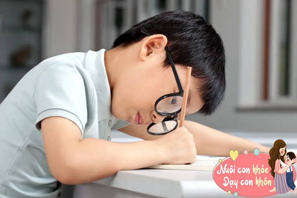 Nếu tư thế ngồi, đi, đứng của trẻ sai cũng ảnh hưởng đến quá trình phát triển xương.