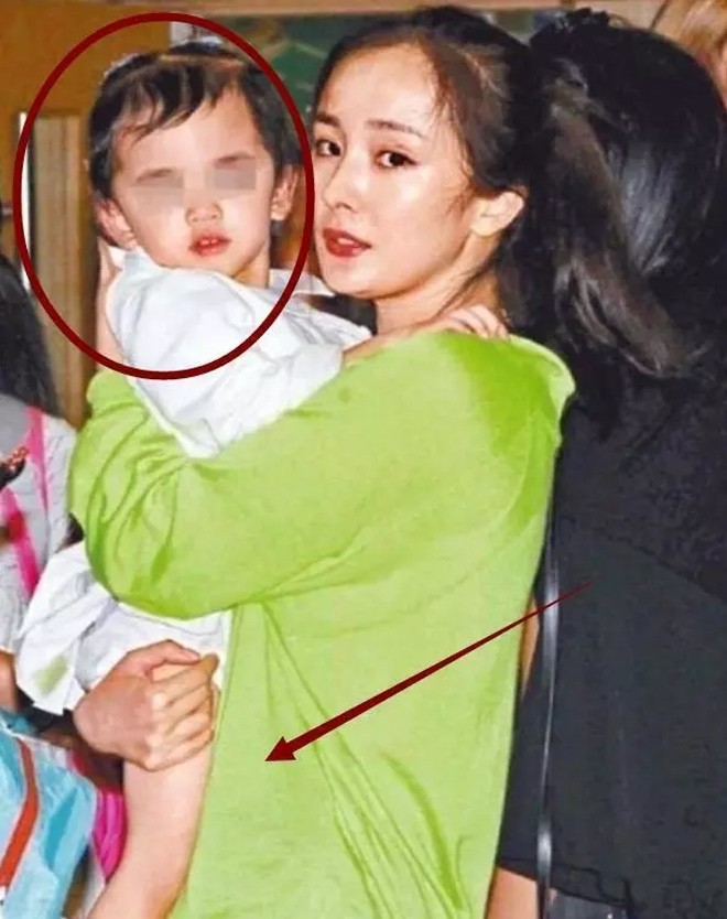 Đã hơn 1 năm nay, cô chưa gặp con và con gái cũng không nhớ mẹ.