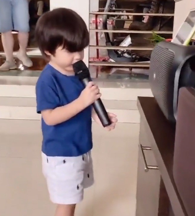 Ziggy tự tin cầm mic hát.